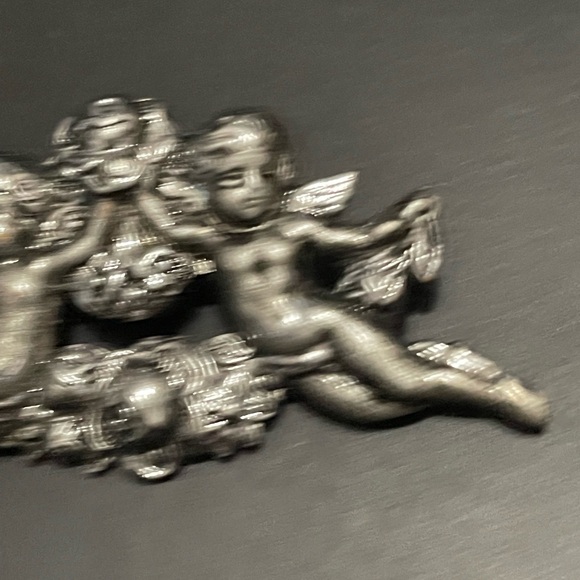 Double Cherub Angel Vintage Brooch Silver Tone Repousse Cupids Flying Babies - Picture 8 of 8